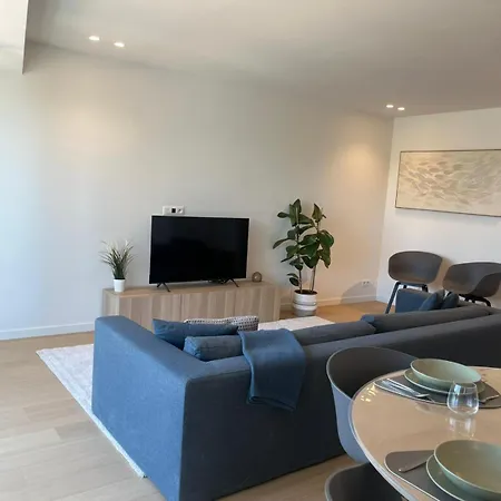 Апартаменты Luxury Apartment With Marina View And Free Parking